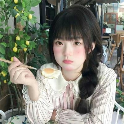 穿条纹衣的男孩
